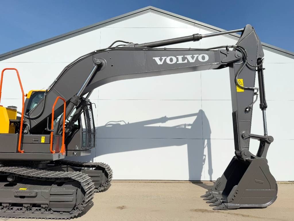 Volvo EC210 - Unused / New 2025 Model / Hammer Lines