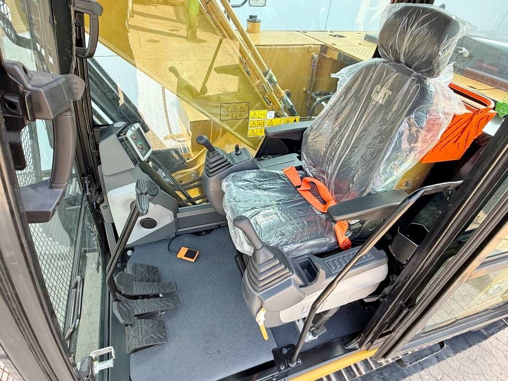 CAT 323D3 *2025 Model* - Hammer Lines