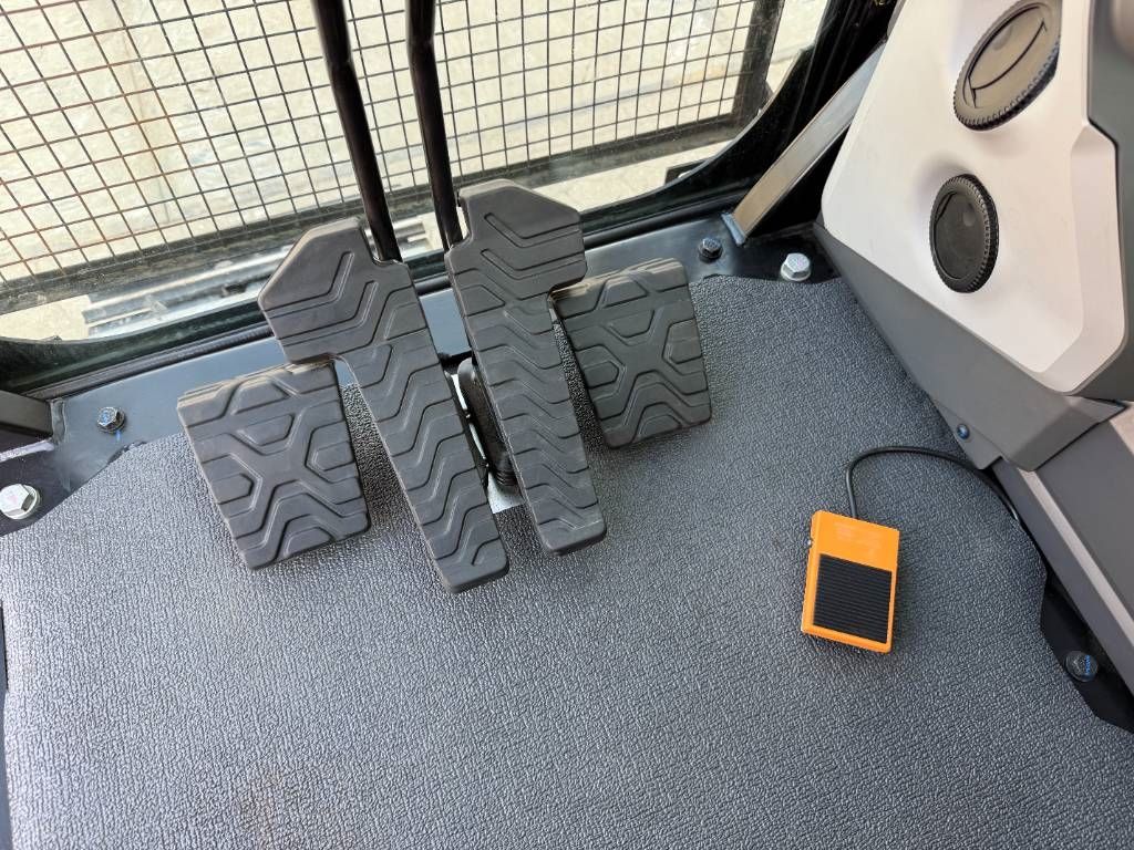 CAT 323D3 *2025 Model* - Hammer Lines