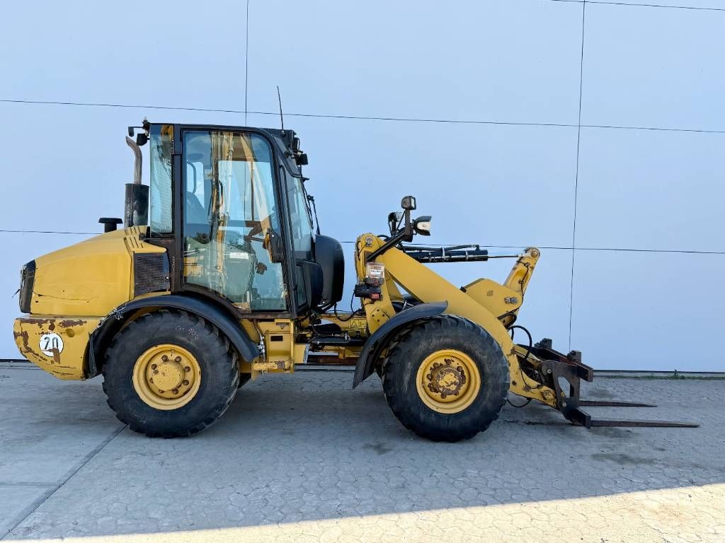 CAT 906H - Auto Greasing / Quick Coupler