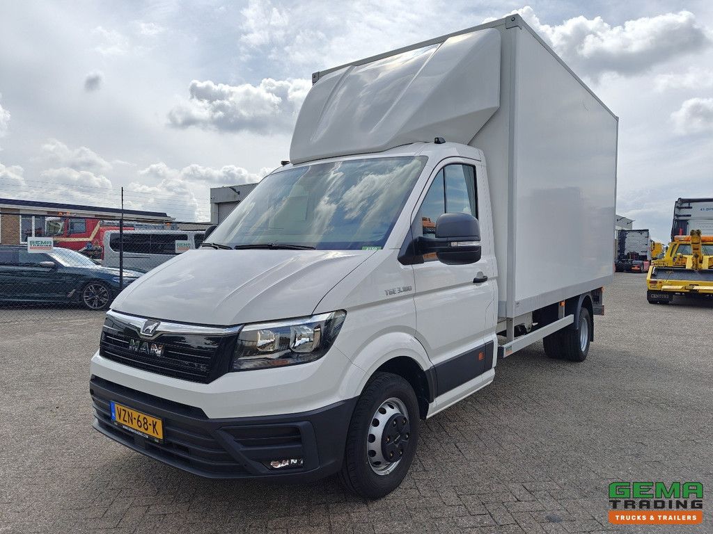 MAN TGE 3.180 4x2 Day Cab Euro 6D – 4,2 m geschlossene Karosserie + 750 kg Hebebühne – Zwillingsräder – 5.500 km! NEUZUSTAND! UNBENUTZT!
