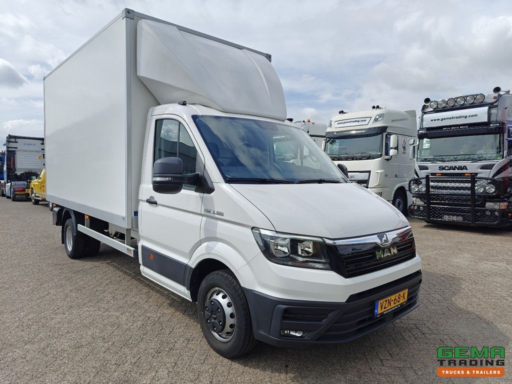 MAN TGE 3.180 4x2 Day Cab Euro 6D – 4,2 m geschlossene Karosserie + 750 kg Hebebühne – Zwillingsräder – 5.500 km! NEUZUSTAND! UNBENUTZT!
