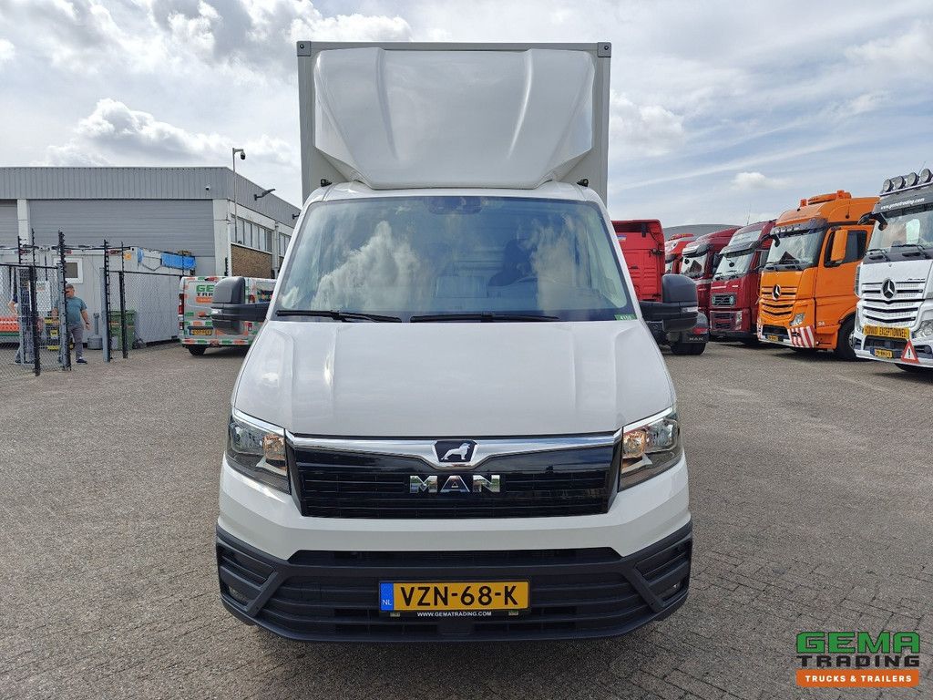MAN TGE 3.180 4x2 Day Cab Euro 6D – 4,2 m geschlossene Karosserie + 750 kg Hebebühne – Zwillingsräder – 5.500 km! NEUZUSTAND! UNBENUTZT!