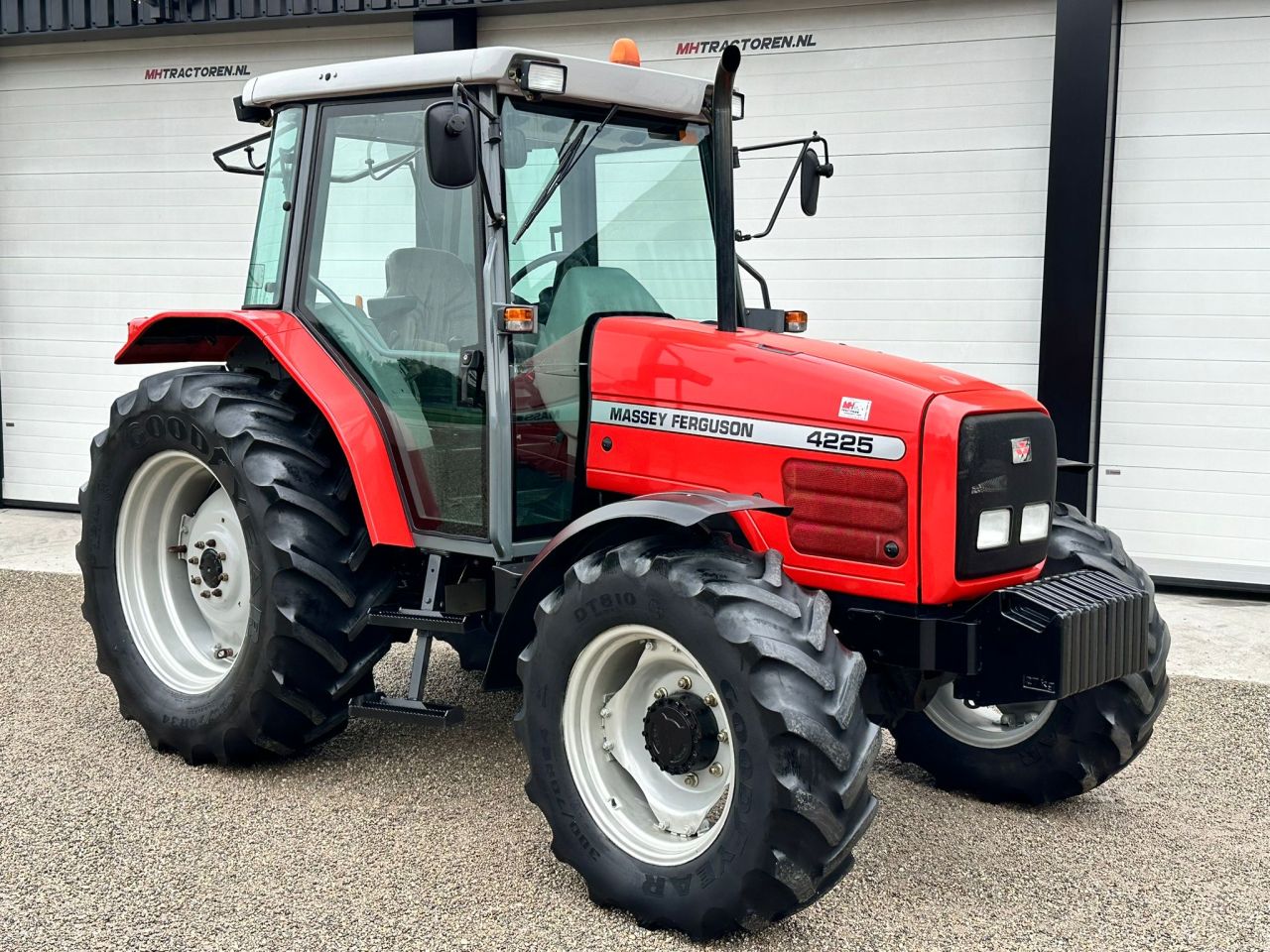 Massey Ferguson 4225