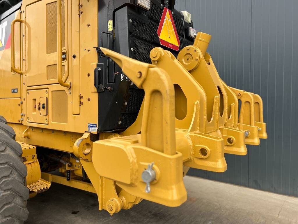 CAT 140M2 AWD