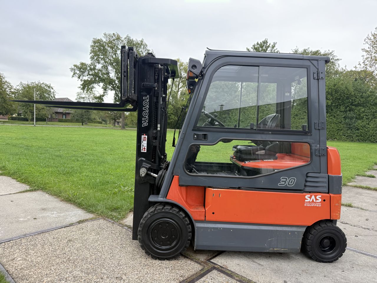 Toyota 3000KG BJ2011 3-delig freelift sideshift 4300uur cabine