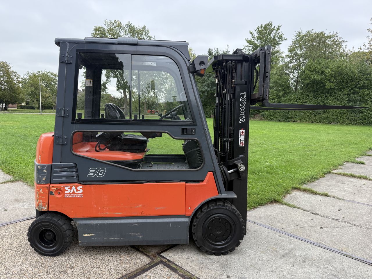 Toyota 3000KG BJ2011 3-delig freelift sideshift 4300uur cabine