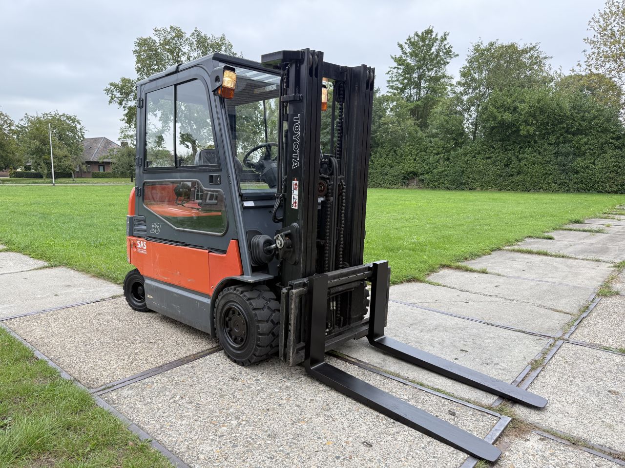 Toyota 3000KG BJ2011 3-delig freelift sideshift 4300uur cabine