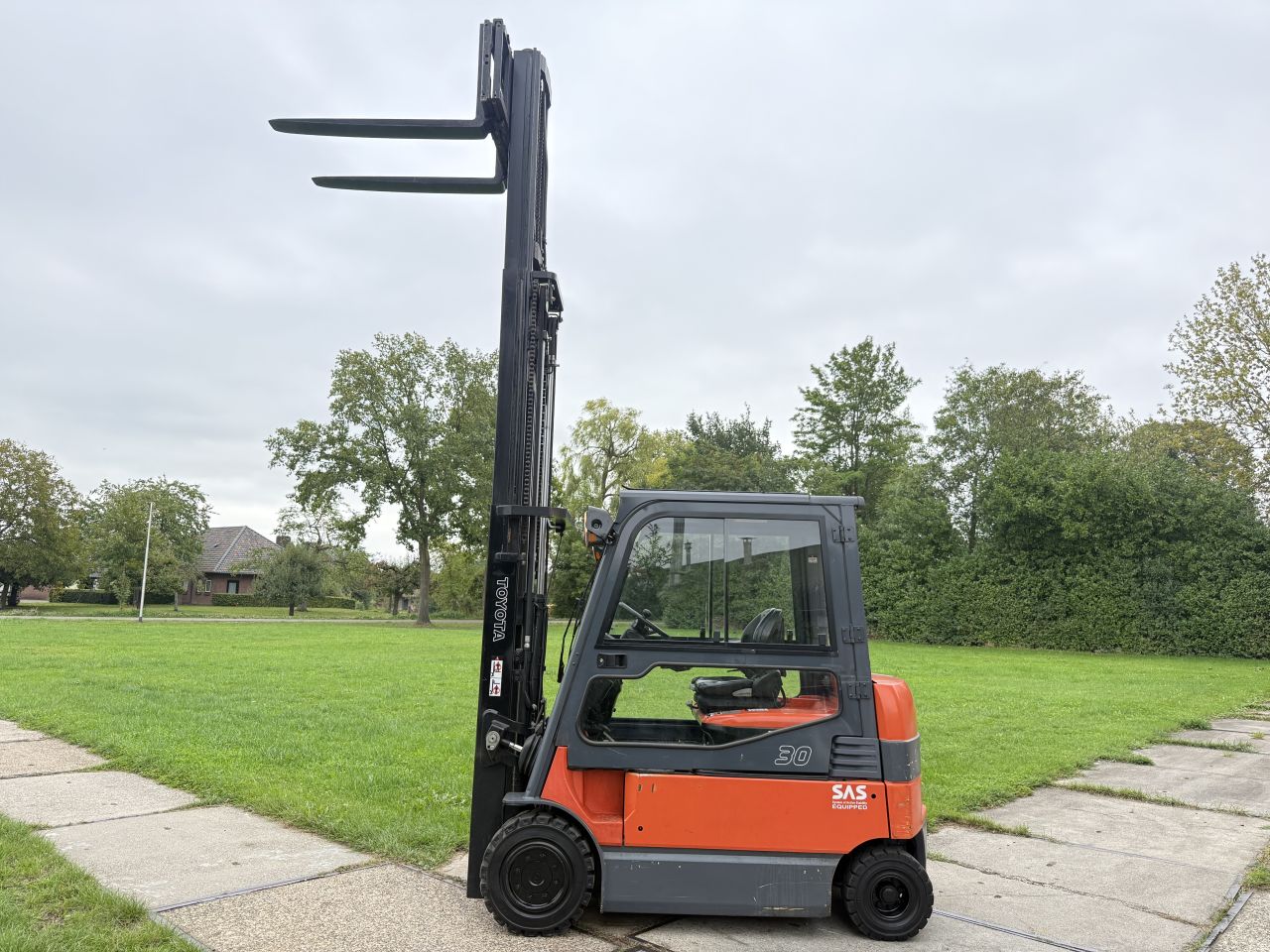 Toyota 3000KG BJ2011 3-delig freelift sideshift 4300uur cabine