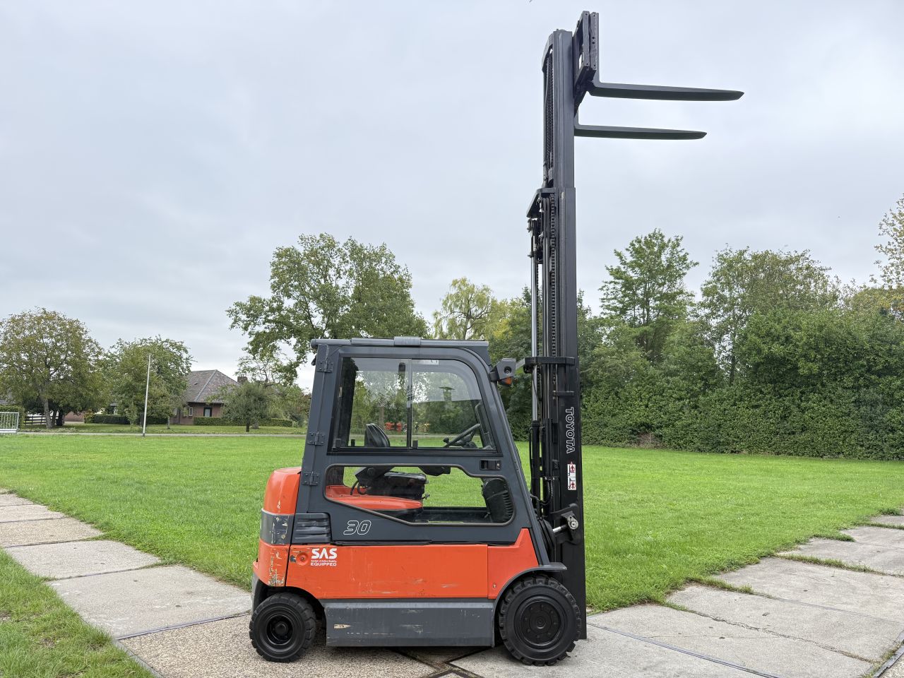 Toyota 3000KG BJ2011 3-delig freelift sideshift 4300uur cabine
