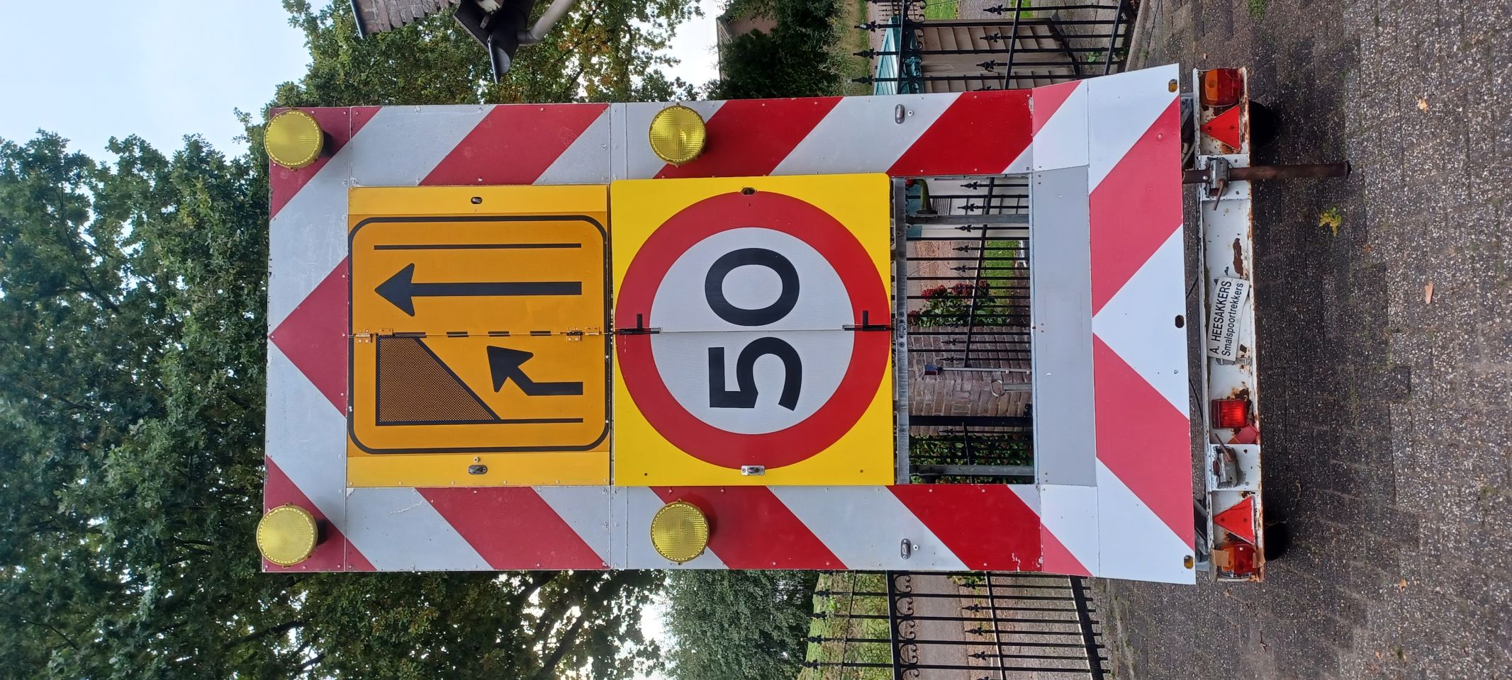 Aktiewagen verkeers begeleidings bord/wagen