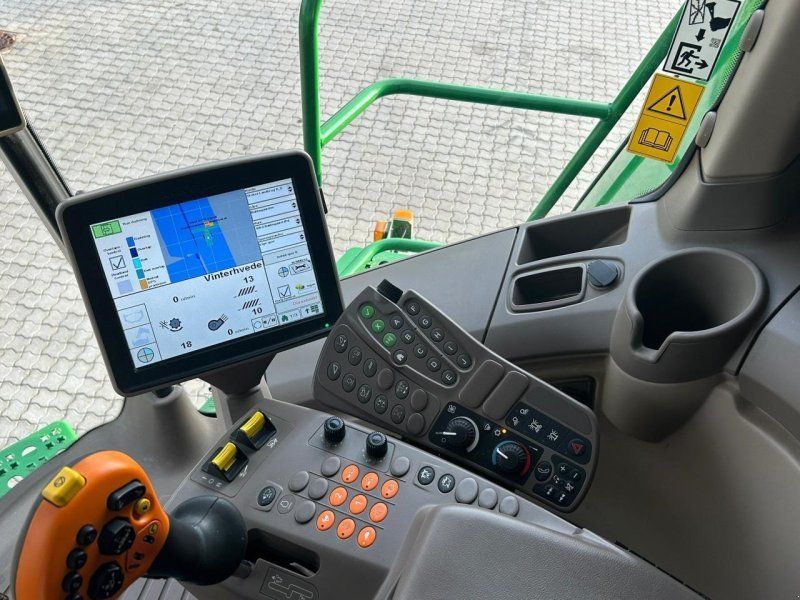 John Deere S690