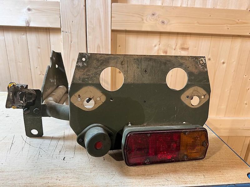 Mercedes-Benz U1300L 435 Rücklicht Halterung Träger Konsole