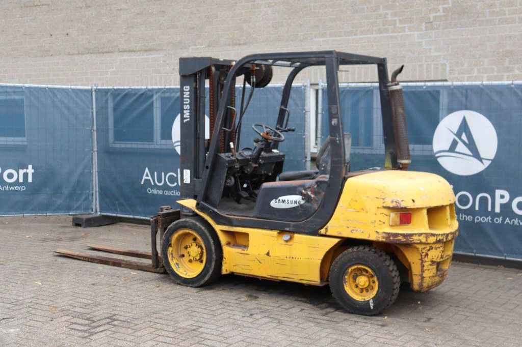 Forklift UN AL30 Diesel 2500kg 4.5m 1997