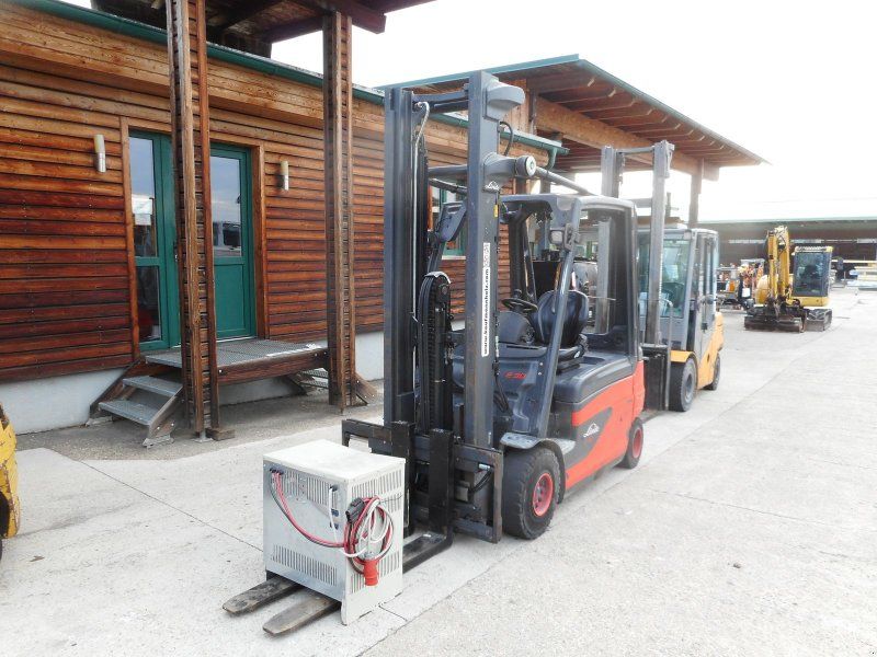 Linde E30L-01 mit Freihubmast + SS ( BATT. 2021 )