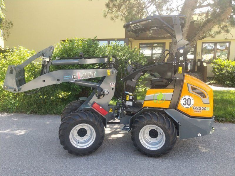 Giant G2200E