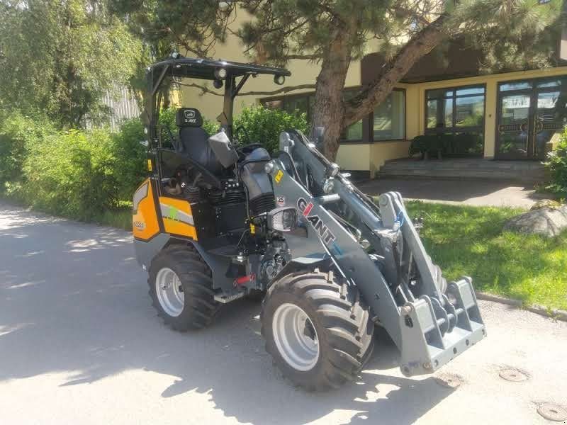 Giant G2200E