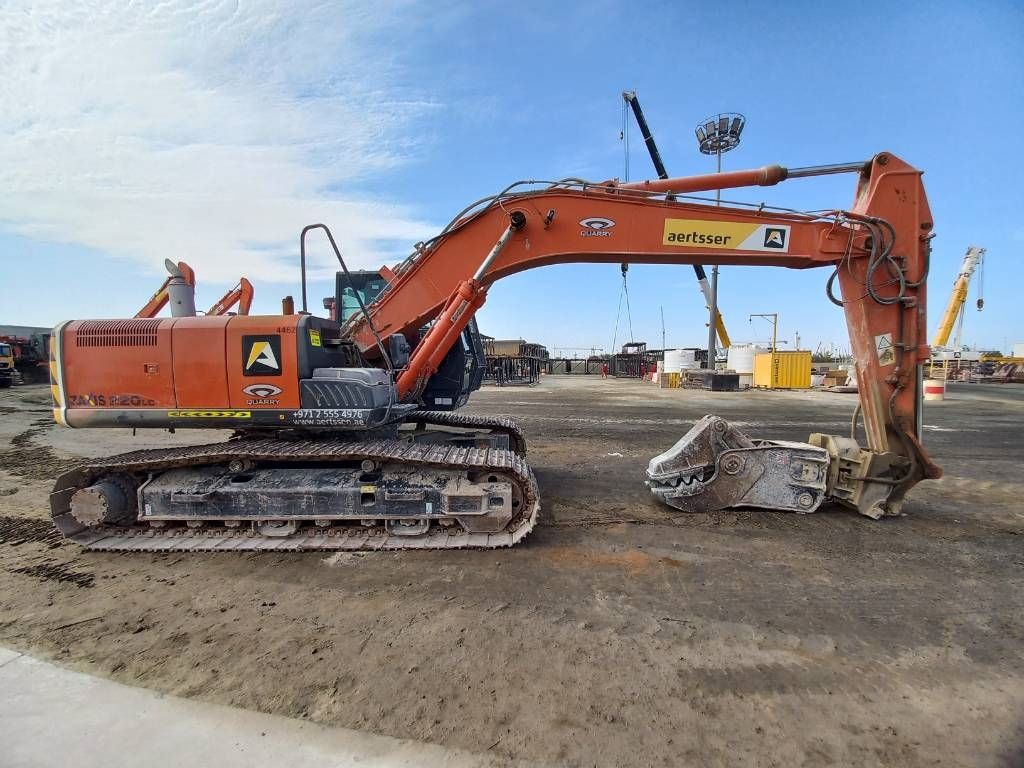 Hitachi ZX220LC (Abu Dhabi)