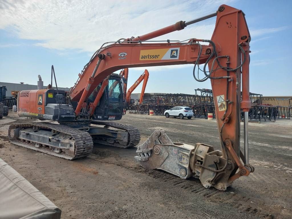 Hitachi ZX220LC (Abu Dhabi)