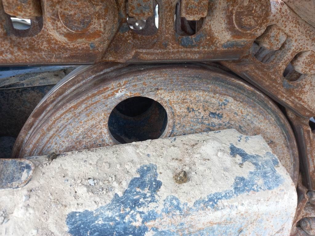 Hitachi ZX220LC (Abu Dhabi)