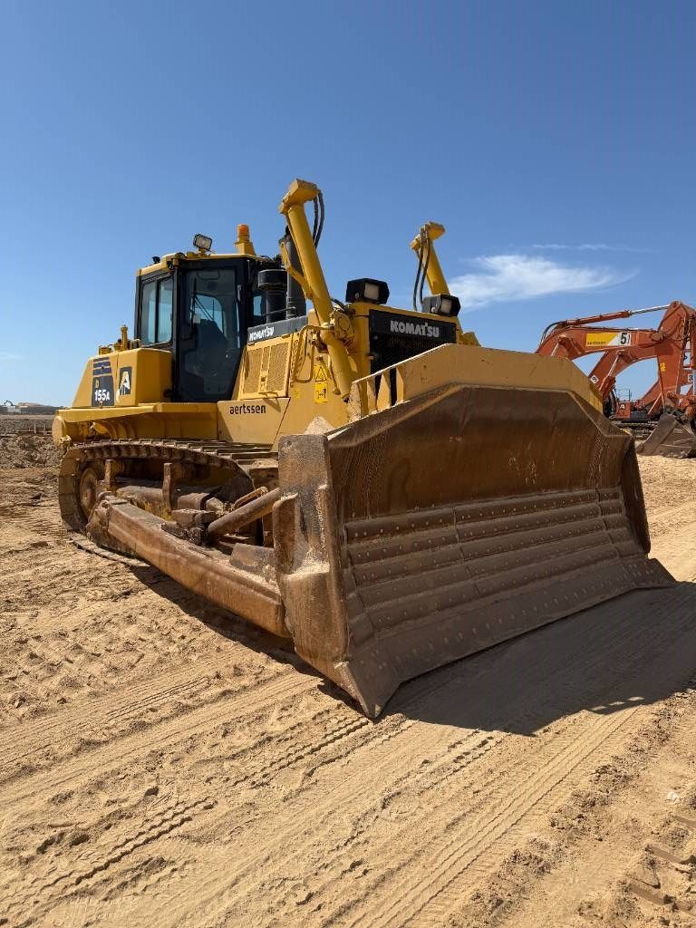 Komatsu D155A-6R (4 pieces available in Abu Dhabi)