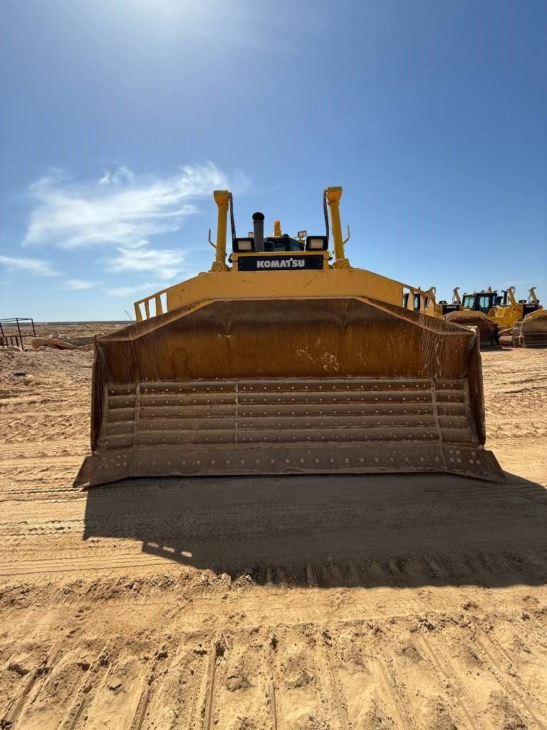 Komatsu D155A-6R (4 pieces available in Abu Dhabi)