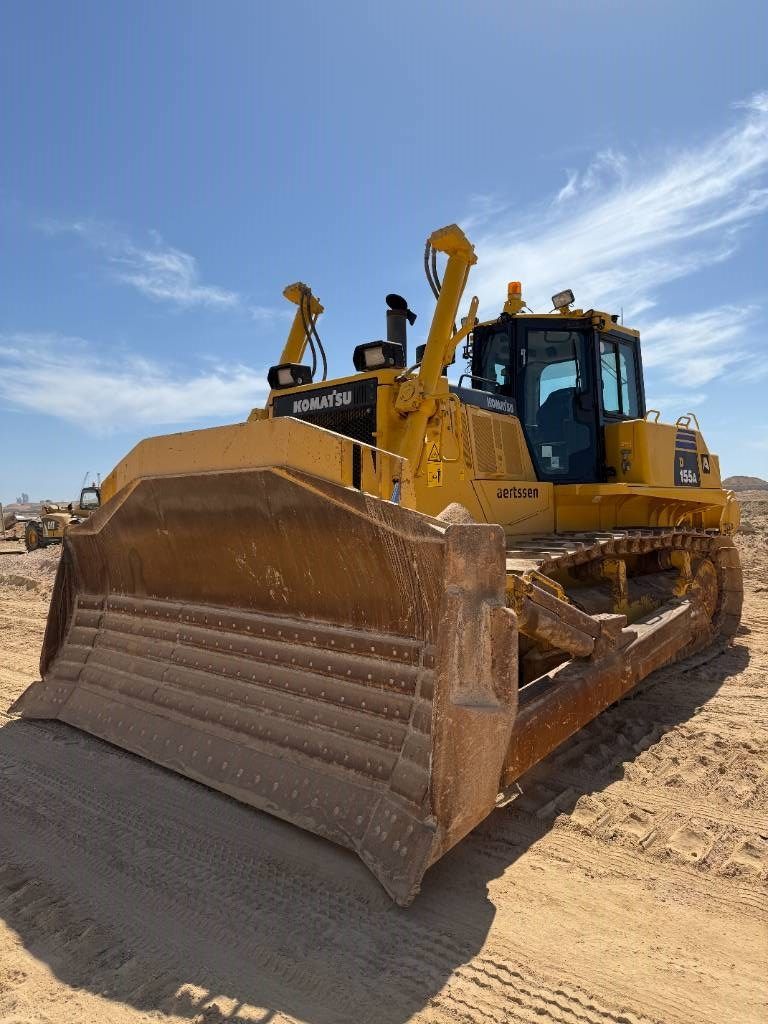 Komatsu D155A-6R (4 pieces available in Abu Dhabi)