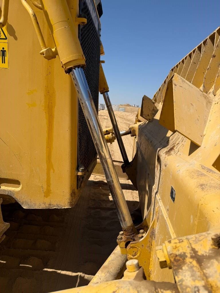 Komatsu D155A-6R (4 pieces available in Abu Dhabi)