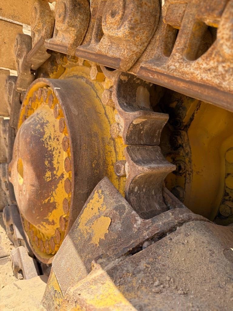 Komatsu D155A-6R (4 pieces available in Abu Dhabi)
