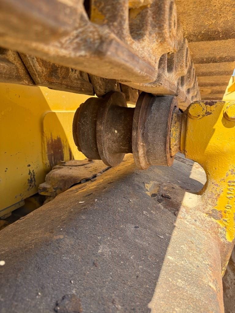 Komatsu D155A-6R (4 pieces available in Abu Dhabi)
