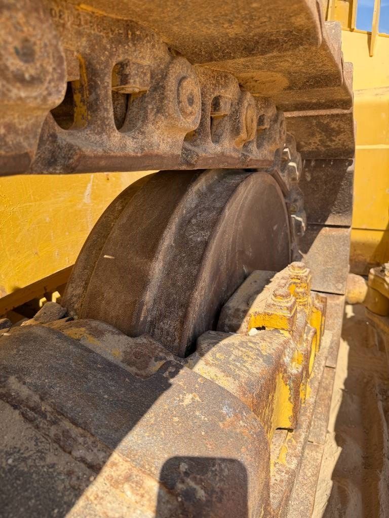 Komatsu D155A-6R (4 pieces available in Abu Dhabi)