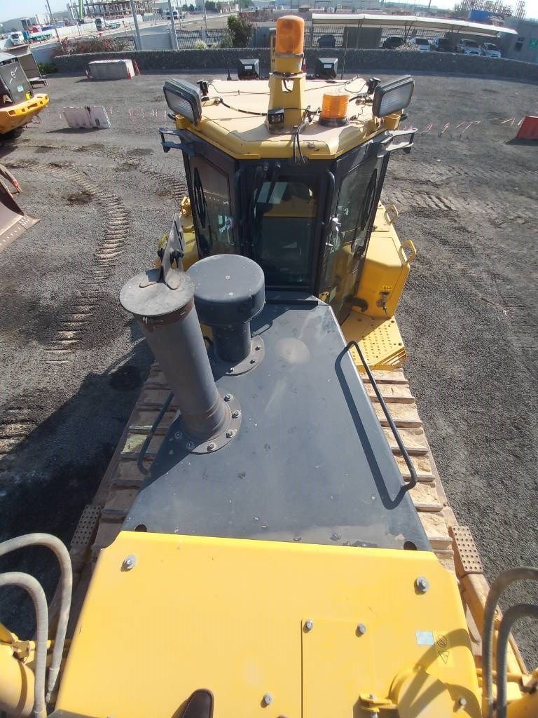 Komatsu D155A-6R (4 pieces available in Abu Dhabi)