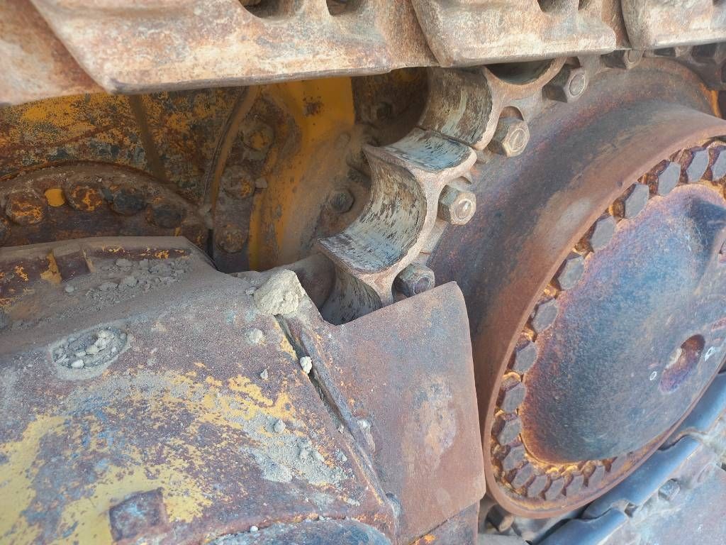 Komatsu D155A-6R (4 pieces available in Abu Dhabi)