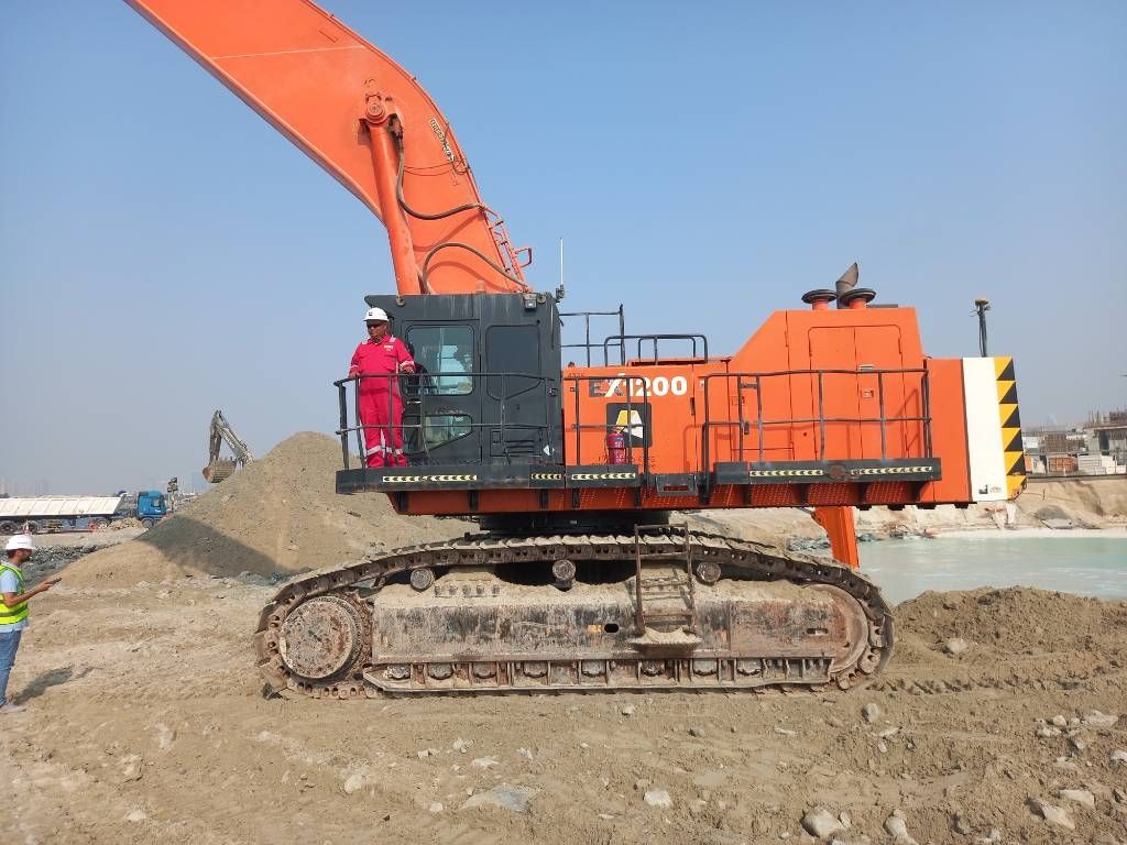 Hitachi EX1200-6 Longreach 28m (Abu Dhabi)