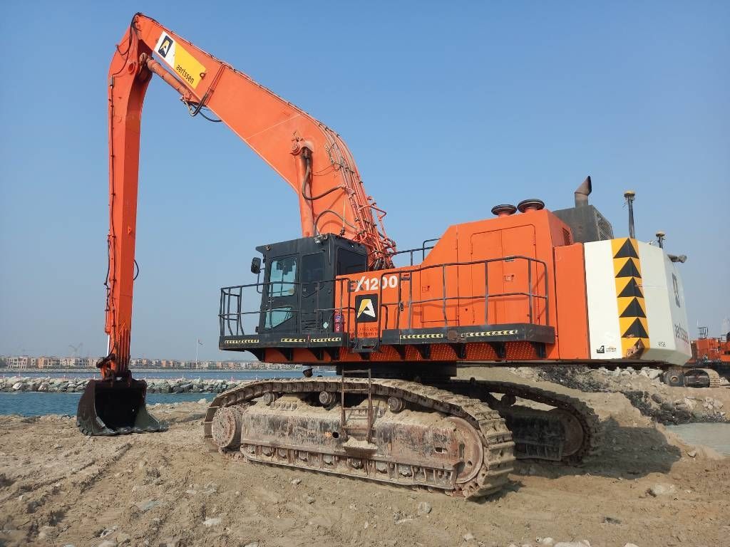 Hitachi EX1200-6 Longreach 28m (Abu Dhabi)