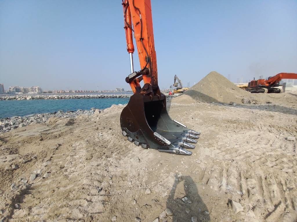 Hitachi EX1200-6 Longreach 28m (Abu Dhabi)