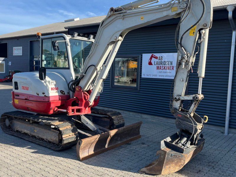 Takeuchi TB260 Hydraulisk skovlskifte med kipbar planerskovl