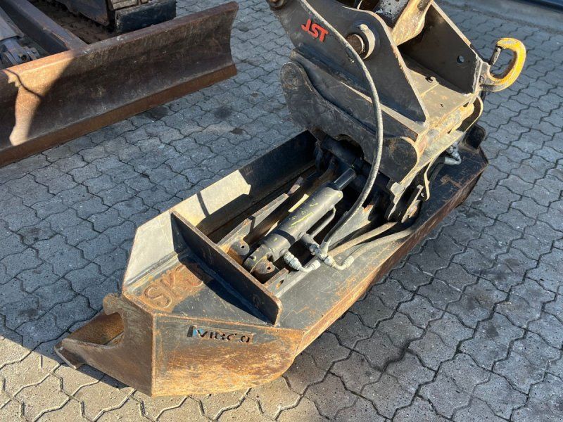 Takeuchi TB260 Hydraulisk skovlskifte med kipbar planerskovl
