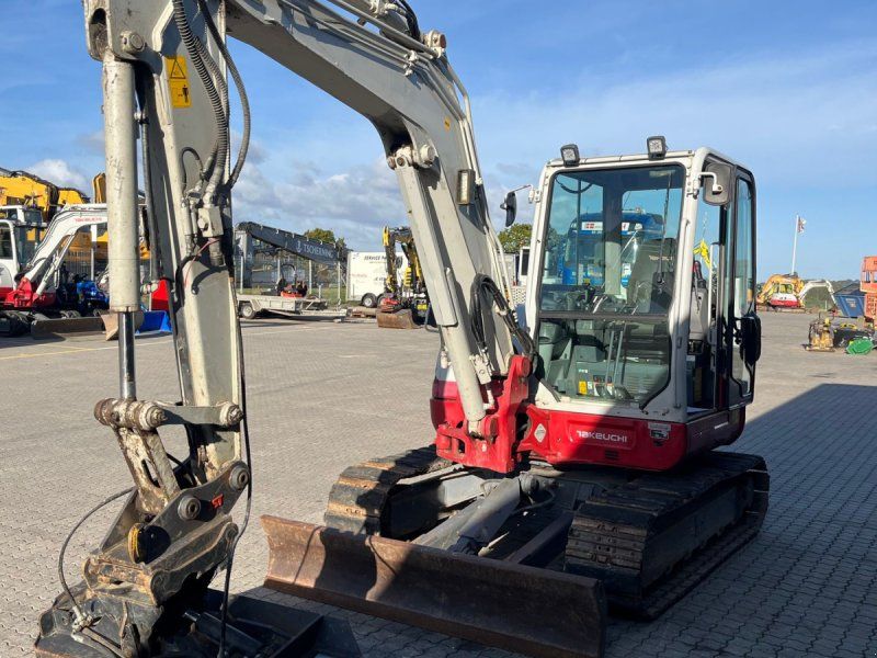 Takeuchi TB260 Hydraulisk skovlskifte med kipbar planerskovl