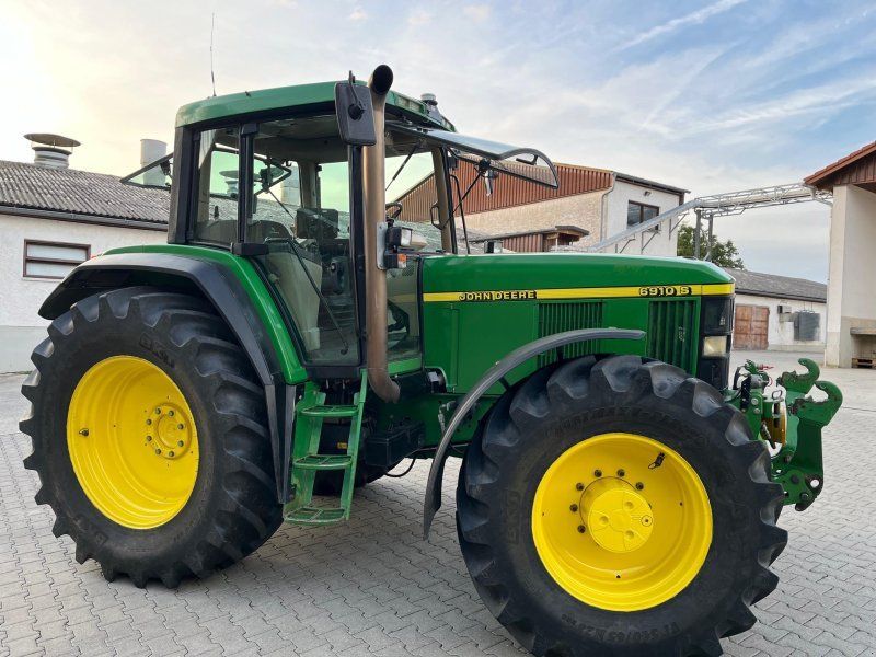 John Deere 6910S