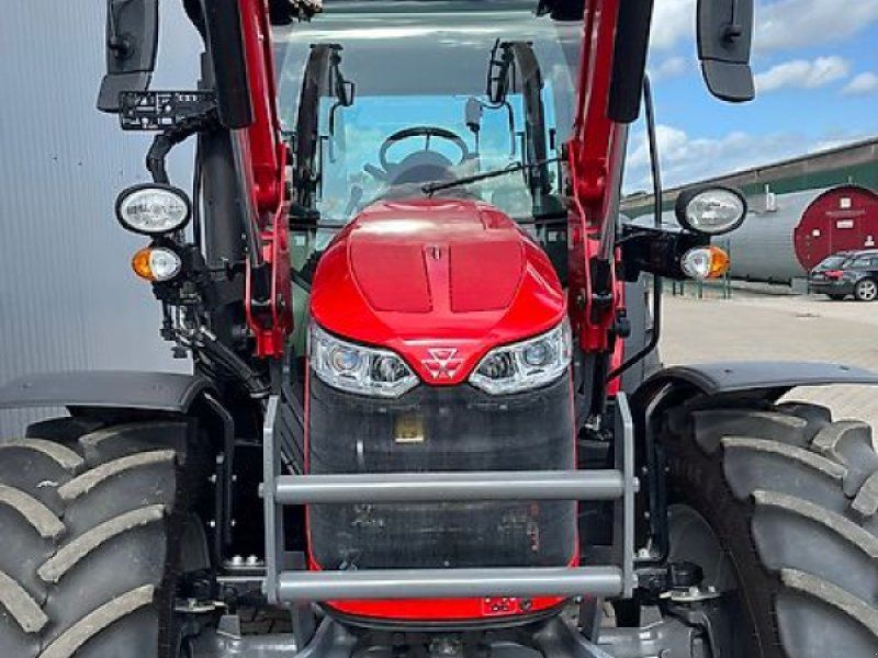 Massey Ferguson 5711M