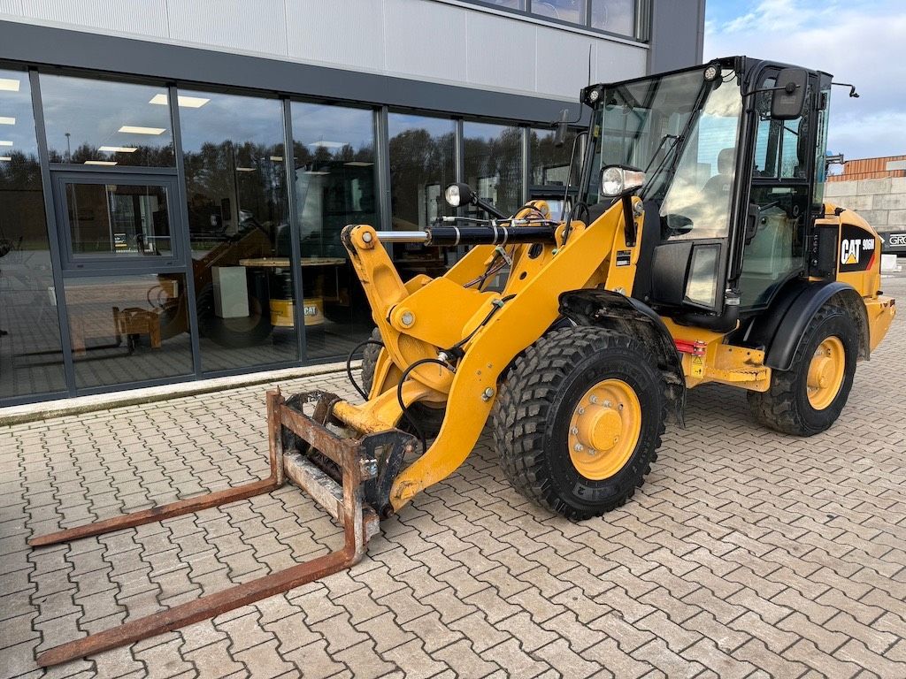 CAT 906M