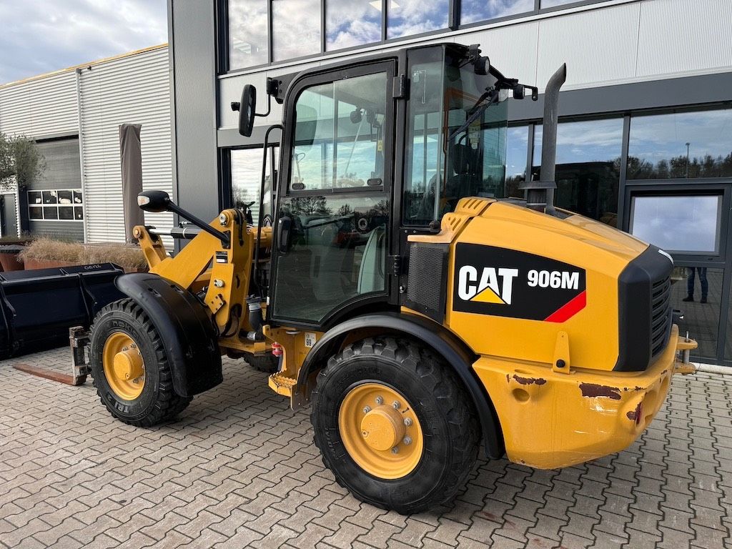 CAT 906M