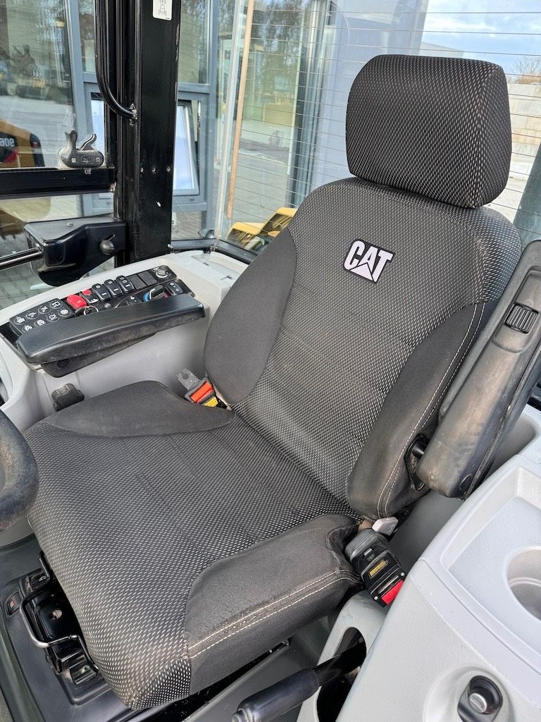 CAT 906M