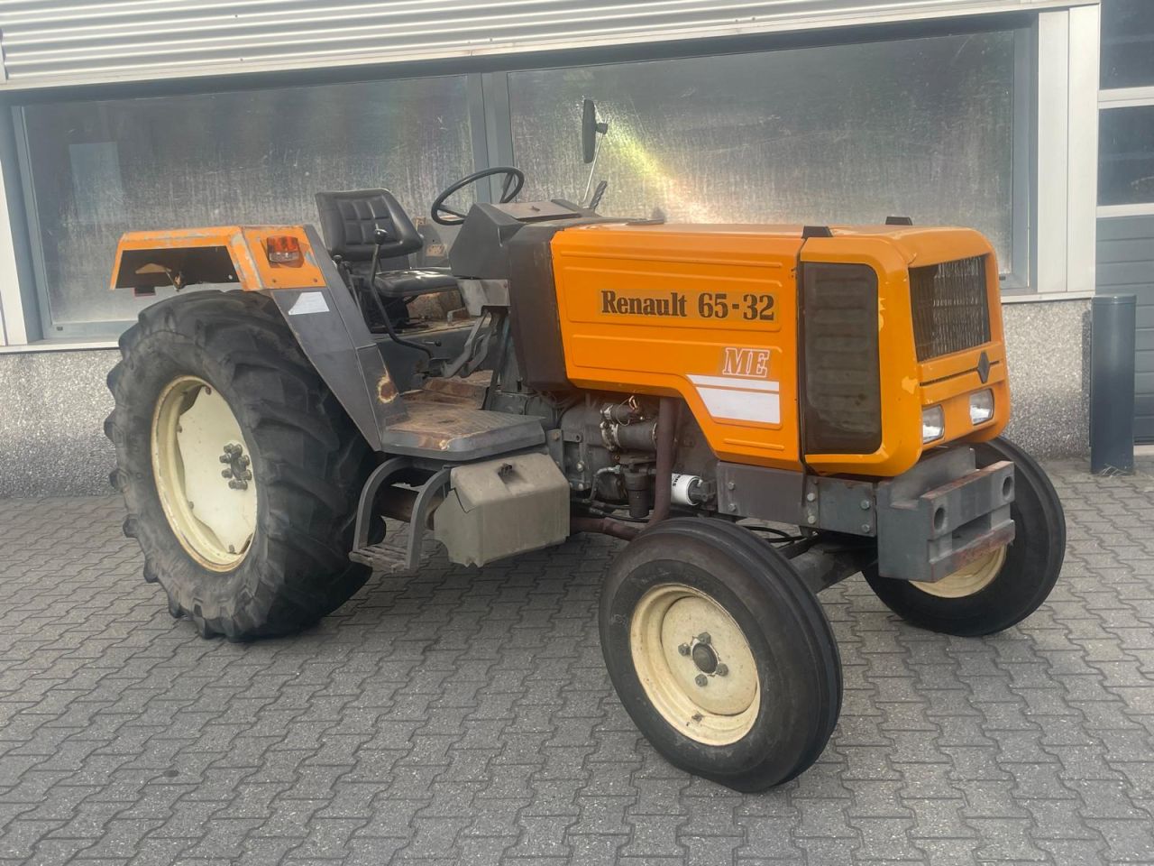 Renault 65-32 ME tractor