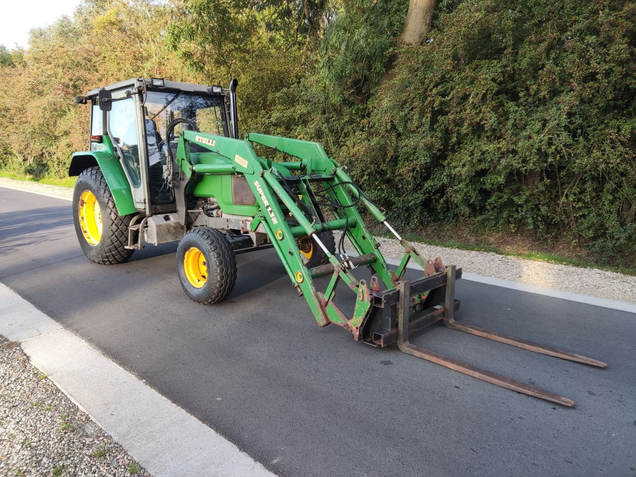 JOHN DEERE tractor (type 3200X, 65 pk, STOLL voorlader, etc)