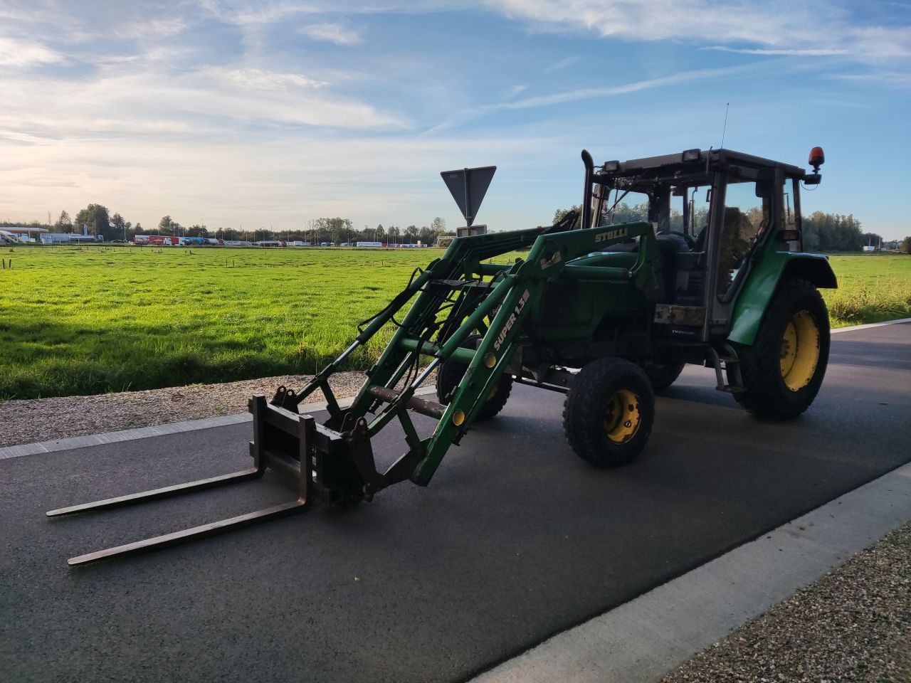 JOHN DEERE tractor (type 3200X, 65 pk, STOLL voorlader, etc)