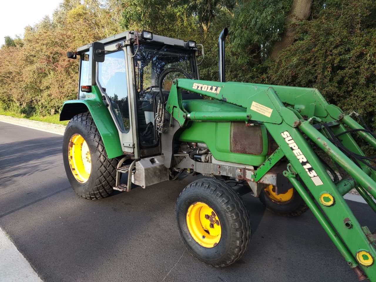 JOHN DEERE tractor (type 3200X, 65 pk, STOLL voorlader, etc)