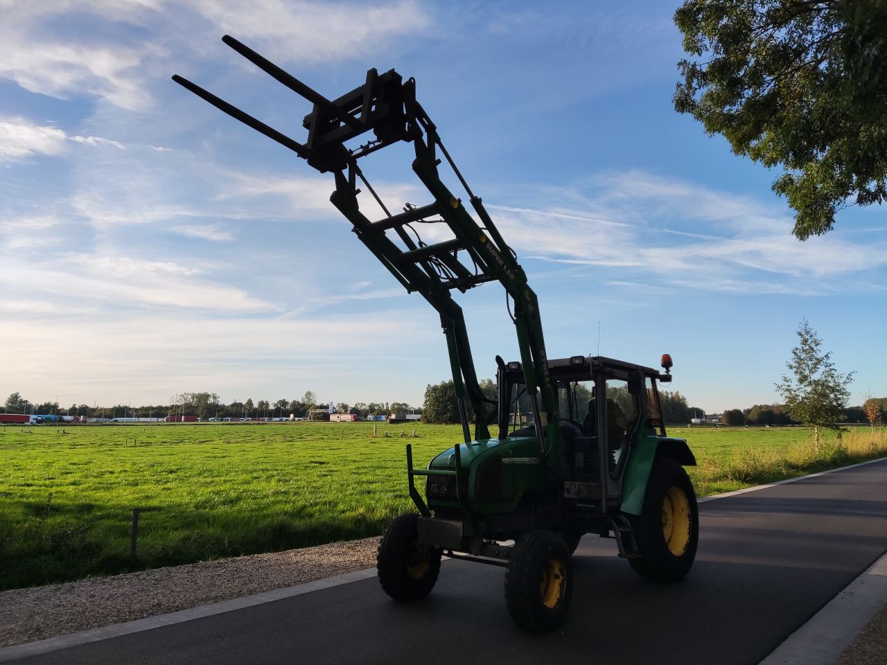 JOHN DEERE tractor (type 3200X, 65 pk, STOLL voorlader, etc)