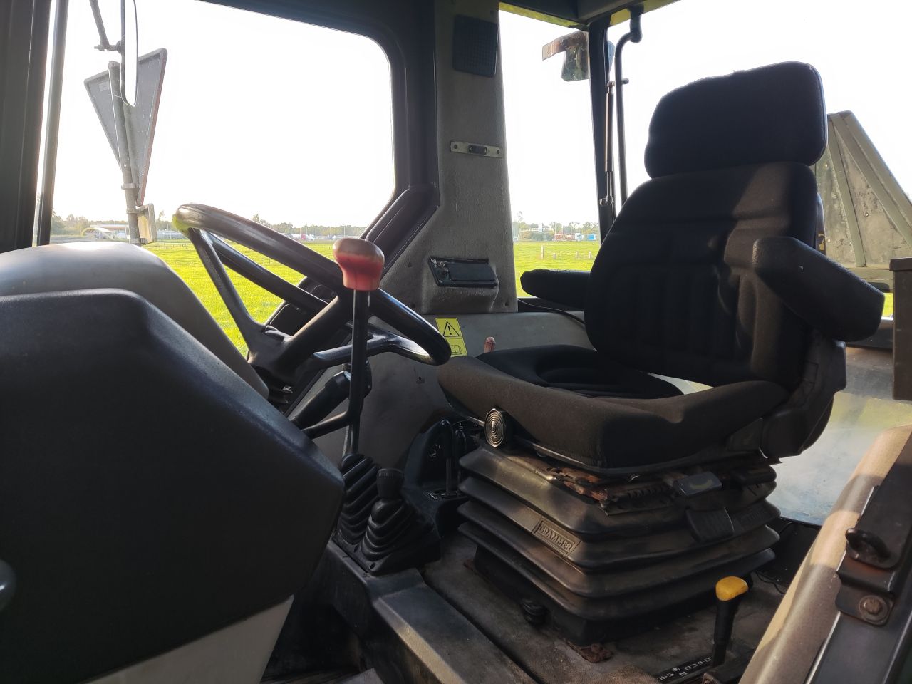 JOHN DEERE tractor (type 3200X, 65 pk, STOLL voorlader, etc)